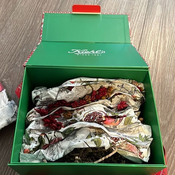 Beautiful Kiehls Gift Box - Picture 3 of 3